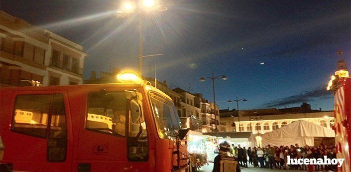 Bomberos y policía participan en un dispositivo de seguridad en la Plaza Nueva tras incendiarse varias farolas (fotos)