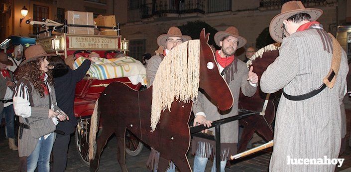 Cientos de personas participaron ayer en el Pasacalles del Carnaval de Lucena