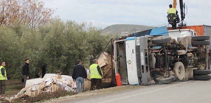 Vuelca un camión de cartón reciclado en la rotonda de acceso a la autovía (fotos)