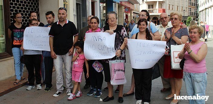 Vecinos de la promoción de AVRA en El Zarpazo se manifiestan ante el ayuntamiento por las malas condiciones de los pisos