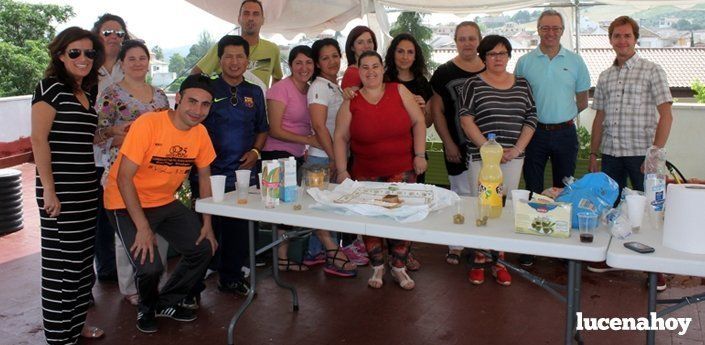 Un curso de huertos domésticos dota de varios cultivos a la terraza de Servicios Sociales