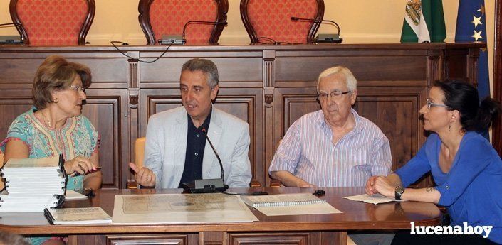 Patrimonio entrega a los centros educativos reproducciones de un documento de Fernando III El Santo