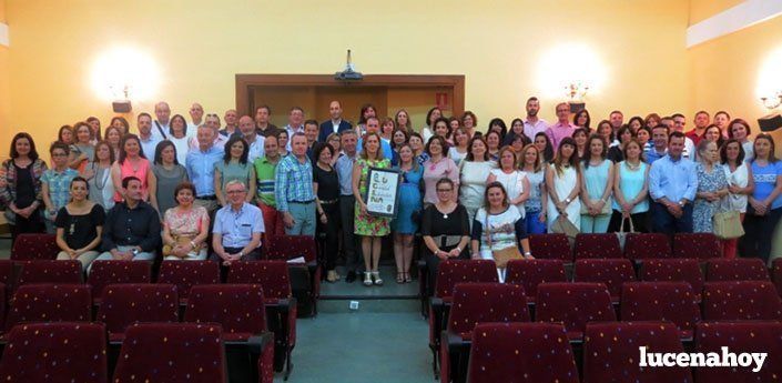 Las ampas y los directores homenajean a Araceli Antrás por su implicación en la educación local (fotos)