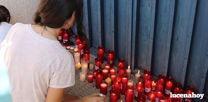Alumnos del Miguel de Cervantes se concentran en el instituto para homenajear al compañero fallecido (fotos/vídeo)
