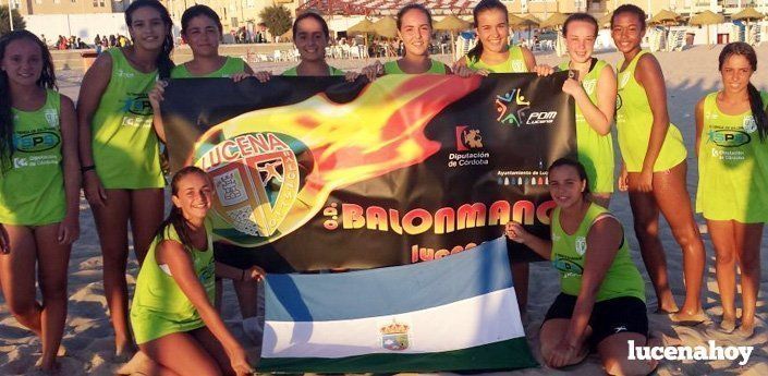 El equipo infantil femenino del BM Lucena, campeón del Tour Andaluz de balonmano playa
