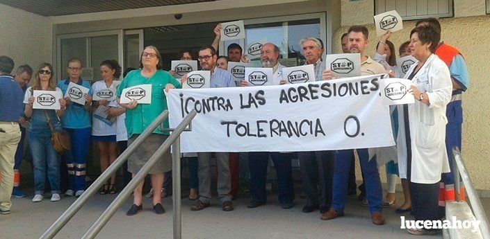 Manifestación a las puertas de los centros de salud por la agresión a un facultativo en Moriles