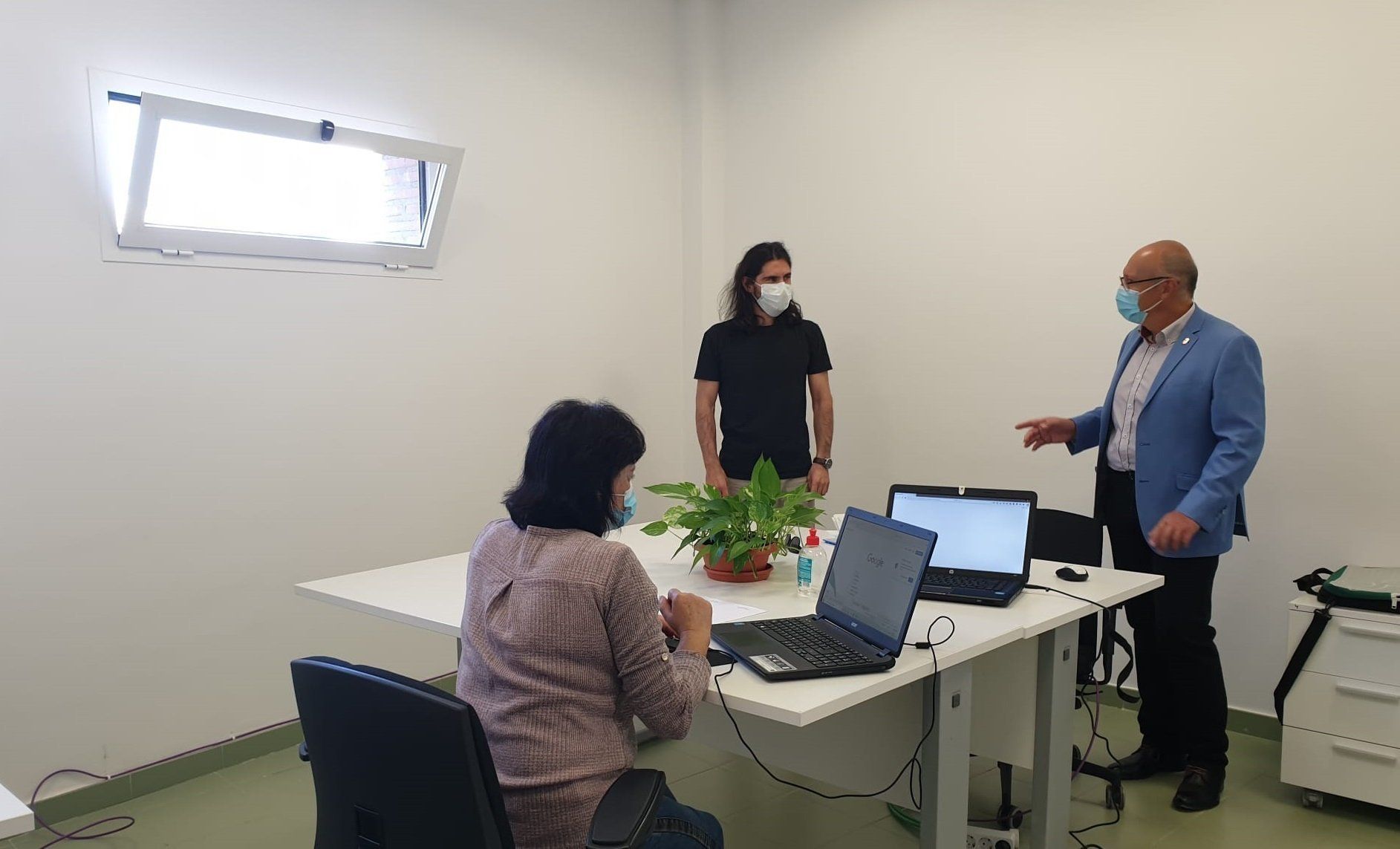 Lucas Gómez visita al personal que atiente la oficina del Punto Certificado