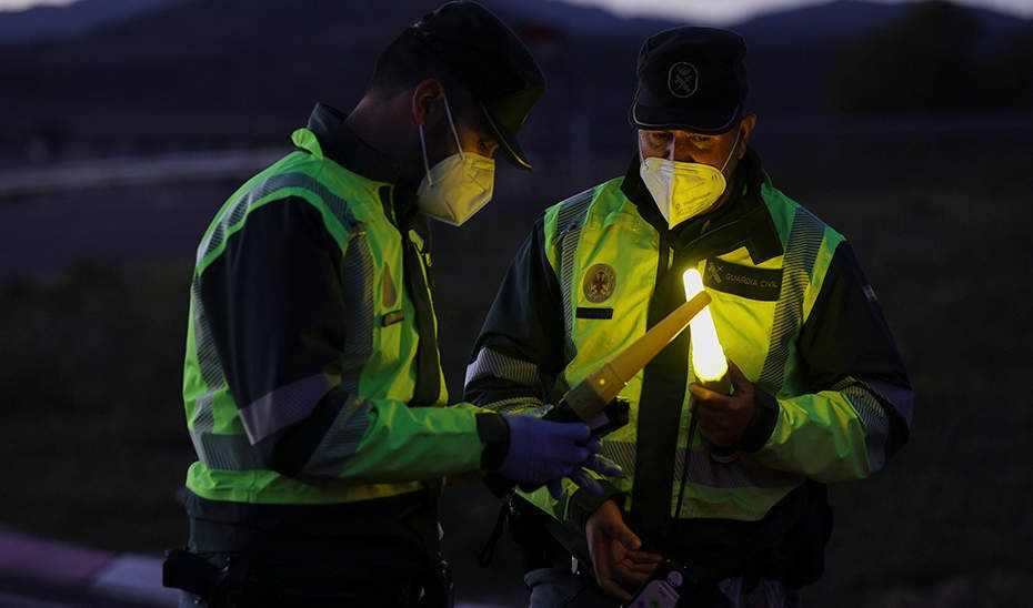 Dos agentes durante un control de la Guardia Civil un día antes de la Operación de Nochevieja, en la carretera A-1, a 30 de diciembre de 2021, en Madrid, (España). El próximo 31 de diciembre arranca la segunda fase de la Operación de Tráfico por Año Nuevo. La DGT prevé más de 19,5 millones de desplazamientos en toda la Operación Navidad, que comenzó el pasado 23 de diciembre y finalizará el 9 de enero de 2021. Para controlar el tráfico y la seguridad de los conductores se han desplegado patrullas de helicópteros, 39 drones y 15 furgonetas camufladas para controlar el uso de móvil, entre otros.
Jesús Hellín / Europa Press
30/12/2021