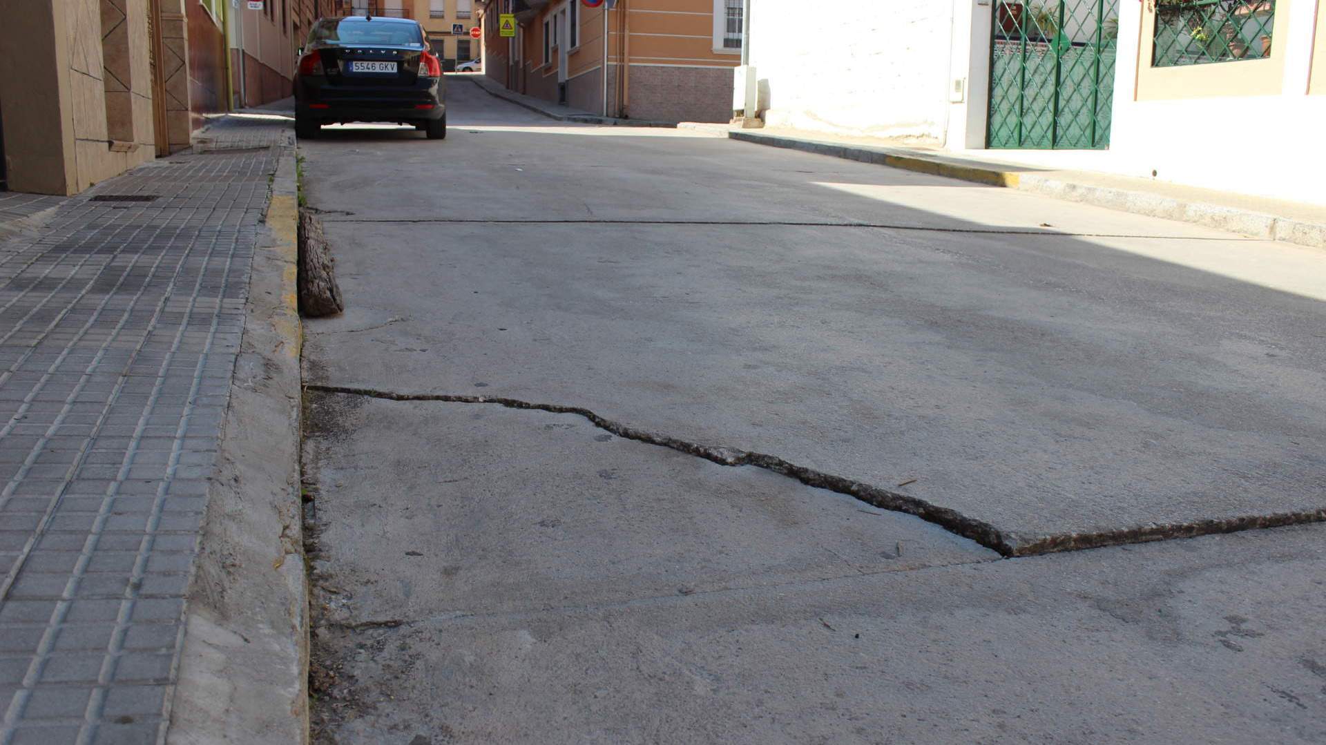 Socavón en la calle Río Guadalquivir