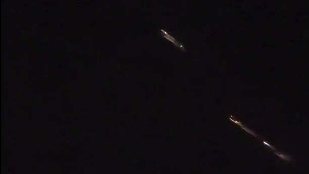 Imagen de los restos del cohete chino surcando el cielo 