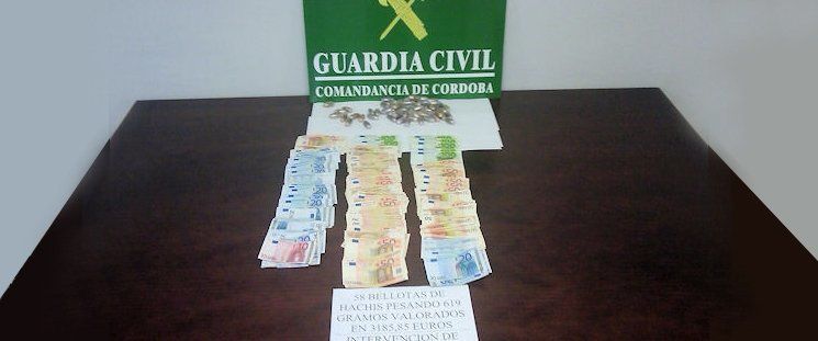 Detienen a 3 jóvenes que transportaban 1.240 dosis de hachís