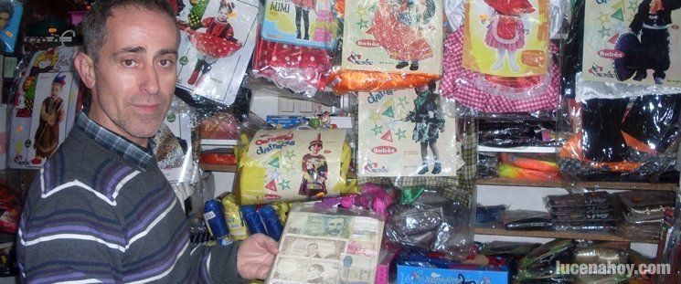 Bazar Paco, un negocio lucentino que sigue vendiendo en pesetas