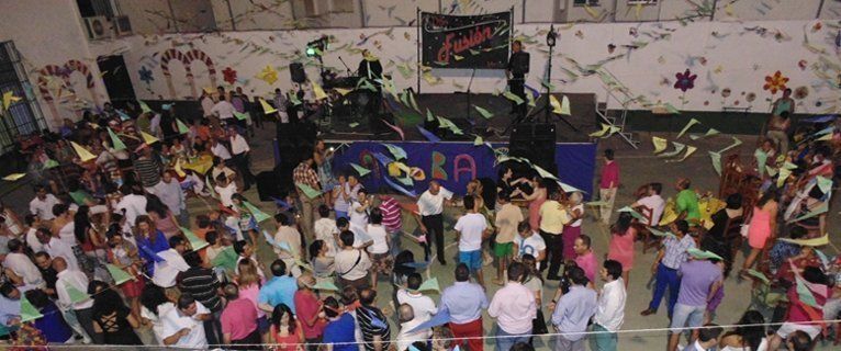 Un numeroso público asiste a la verbena de Amara (fotos)
