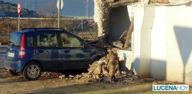 Un vehículo se empotra contra la caseta de Cerámicas Sartén en la rotonda del ALDI (fotos)