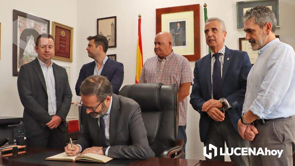 Adolfo molina firma en el libro de honor del Ayuntamiento de Lucena