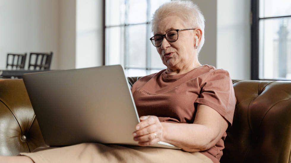 PERSONA MAYOR CON ORDENADOR PEXELS
