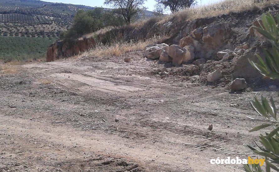 Muros de piedra en la ribera del río Salado, en el término de Luque