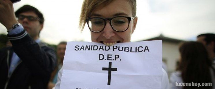 'Sobresueldos y recortes, extraña pareja'