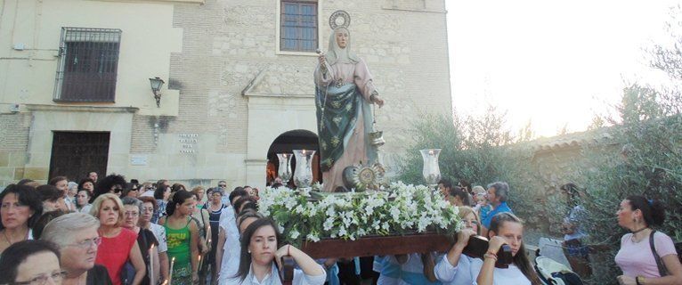 Un grupo de mujeres porta a Santa Marta por el barrio del Valle. Imagen de archivo.