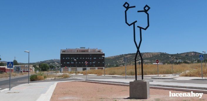 La escultura "Infancia", de Muñoz Villarreal, ya decora un espacio público en El Zarpazo
