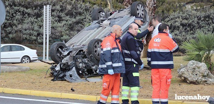 Aparatoso accidente de tráfico de un turismo en la rotonda de acceso a la Ronda Sur (fotos)