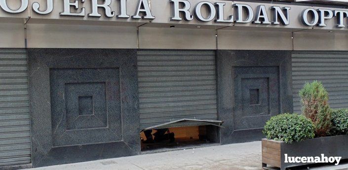 Roban relojes de alta gama en la Joyería Roldán tras forzar la puerta principal