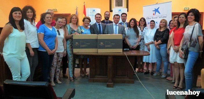 La Caixa entrega equipos informáticos a seis asociaciones y destina 2.000 euros a campamentos urbanos