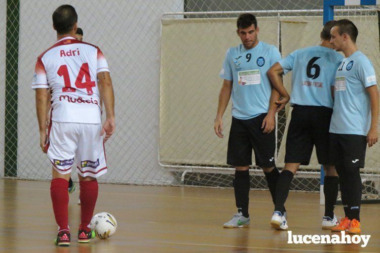 Adri, futbolista de El Pozo de Murcia, se prepara para el lanzamiento de una falta