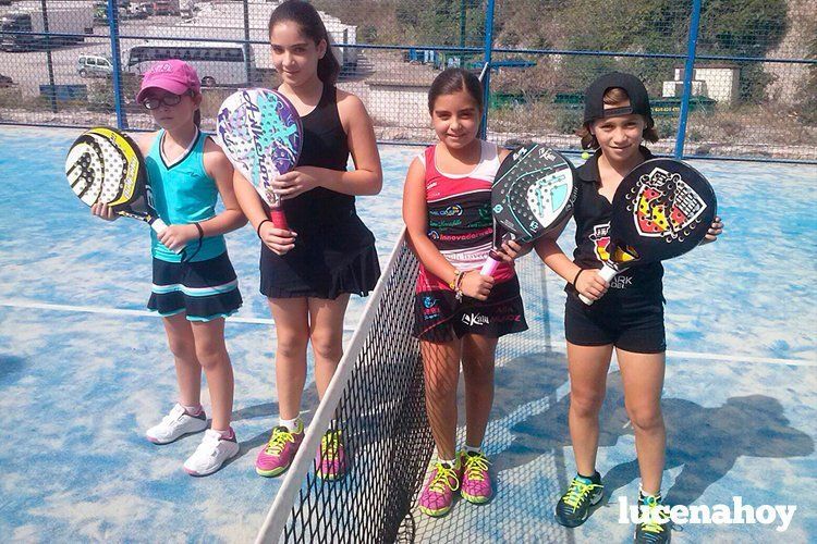 Araceli Muñoz Sánchez, segunda por la derecha, tiene por delante un futuro prometedor en el mundo del padel Araceli Muñoz Sánchez, segunda por la derecha, tiene por delante un futuro prometedor en el mundo del padel