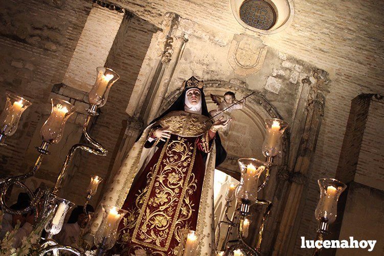 Imagen de la procesión del pasado año, en el que la Santa de Ávila solo pudo salir al llanete de Santiago debido a la lluvia Imagen de la procesión del pasado año, en el que la Santa de Ávila solo pudo salir al llanete de Santiago debido a la lluvia