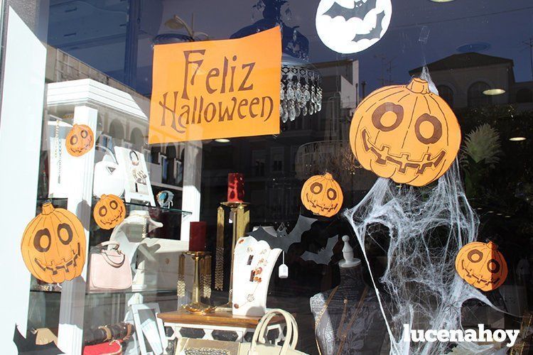CARTELES DE HALLOWEEN EN UN COMERCIO LUCENTINO. Archivo CARTELES DE HALLOWEEN EN UN COMERCIO LUCENTINO. Archivo