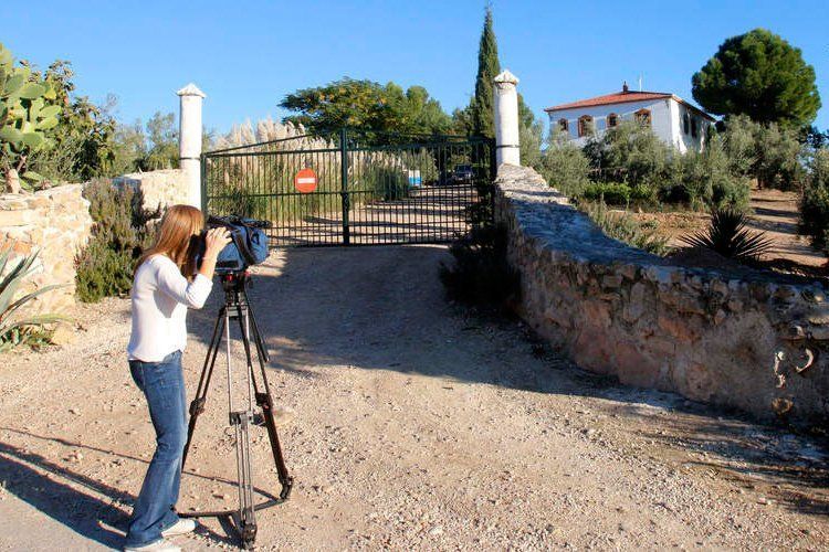Una cámara de televisión a las puertas de la vivienda donde ocurrieron los hechos Una cámara de televisión a las puertas de la vivienda donde ocurrieron los hechos