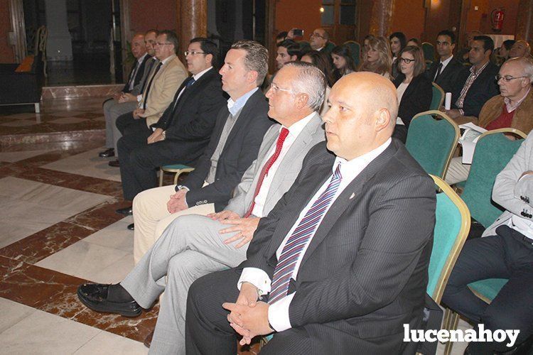 Asistentes a estas jornadas en el patio del hotel Santo Domingo Asistentes a estas jornadas en el patio del hotel Santo Domingo