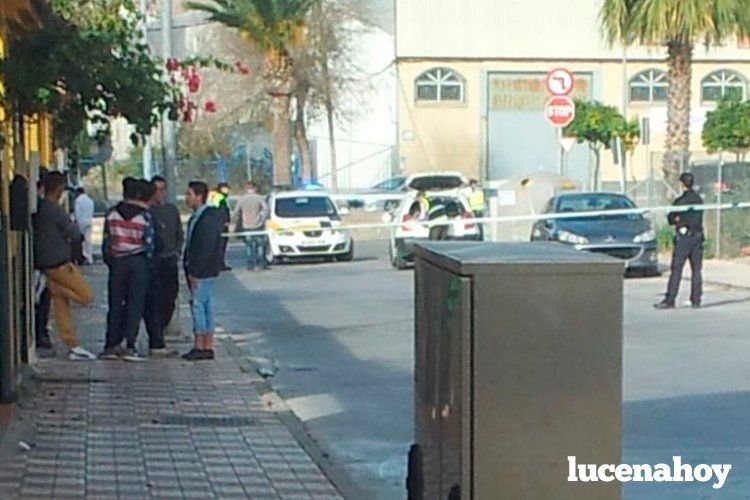 En el centro de la imagen la policía observa el vehículo en el que apareció en hombre fallecido. (Enviada por un lector) En el centro de la imagen la policía observa el vehículo en el que apareció en hombre fallecido. (Enviada por un lector)