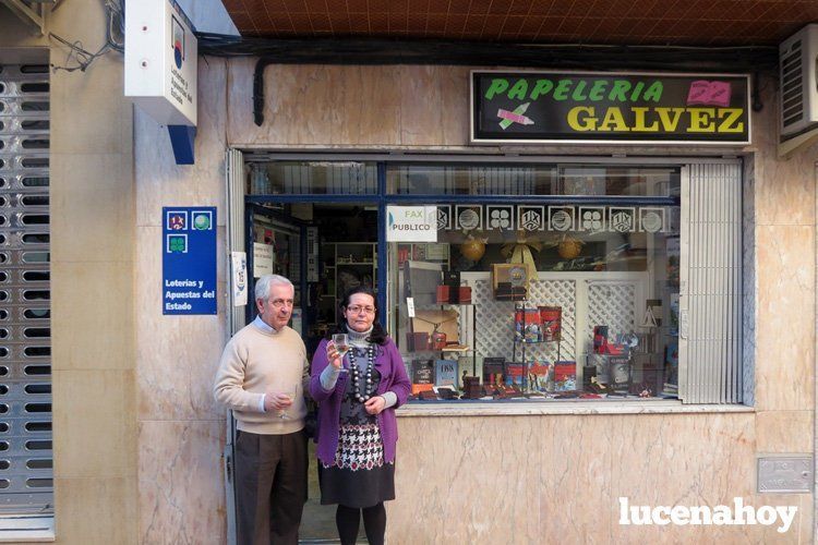 Los gerentes de Papelería Gálvez, en la puerta del establecimiento. Los gerentes de Papelería Gálvez, en la puerta del establecimiento.