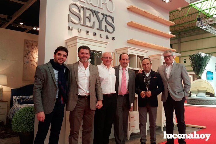 La delegación del PP junto a empresarios del sector del mueble en la Feria de Zaragoza La delegación del PP junto a empresarios del sector del mueble en la Feria de Zaragoza