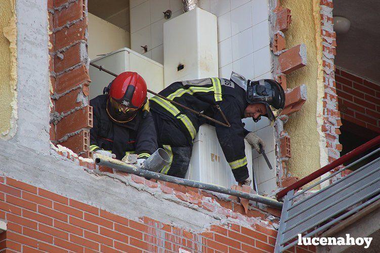 Los bomberos trabajan en la vivienda siniestrada Los bomberos trabajan en la vivienda siniestrada