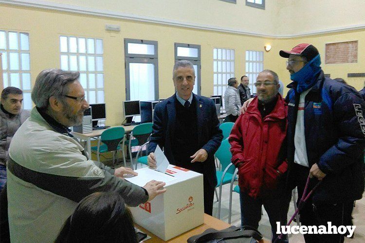 Momento en el que el Secretario General del PSOE, Juan Pérez, emite su voto. Fuente: PSOE Momento en el que el Secretario General del PSOE, Juan Pérez, emite su voto. Fuente: PSOE