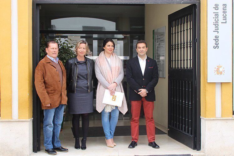 Isabel Albas junto a miembros de Ciudadanos a las puertas del Juzgado de Lucena, en una reciente comparecencia ante los medios Isabel Albas junto a miembros de Ciudadanos a las puertas del Juzgado de Lucena, en una reciente comparecencia ante los medios