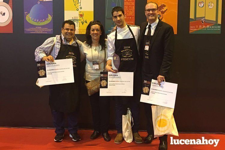 Los gerentes de Valle de aras junto a los ganadores del segundo y tercer premio Los gerentes de Valle de aras junto a los ganadores del segundo y tercer premio