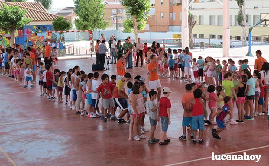 Un grupo de alumnos en el patio del colegio El Valle. Archivo Lucena Hoy Un grupo de alumnos en el patio del colegio El Valle. Archivo Lucena Hoy