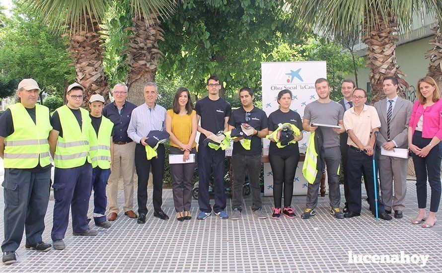 Autoridades, representantes de AMFE y La Caixa y beneficiarios del programa
