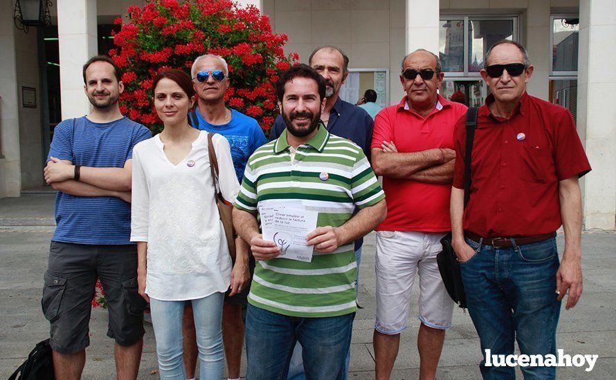 David Moscoso, junto a miembros de Unidos Podemos, esta mañana en la Plaza Nueva David Moscoso, junto a miembros de Unidos Podemos, esta mañana en la Plaza Nueva