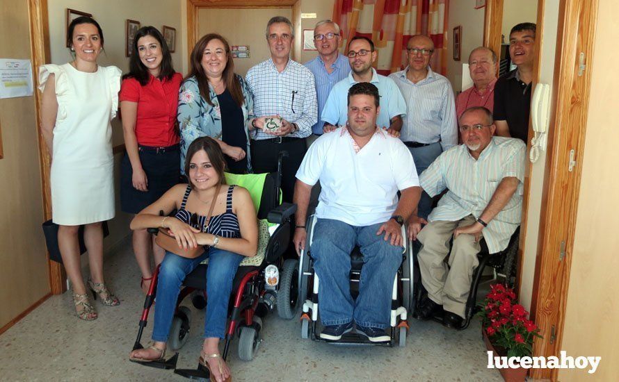 Soledad Pérez y miembros del PSOE en la sede de Amfe.