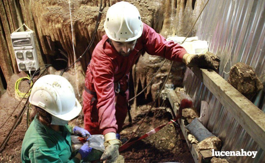 Excavación en la sima de la Cueva del Ángel Excavación en la sima de la Cueva del Ángel