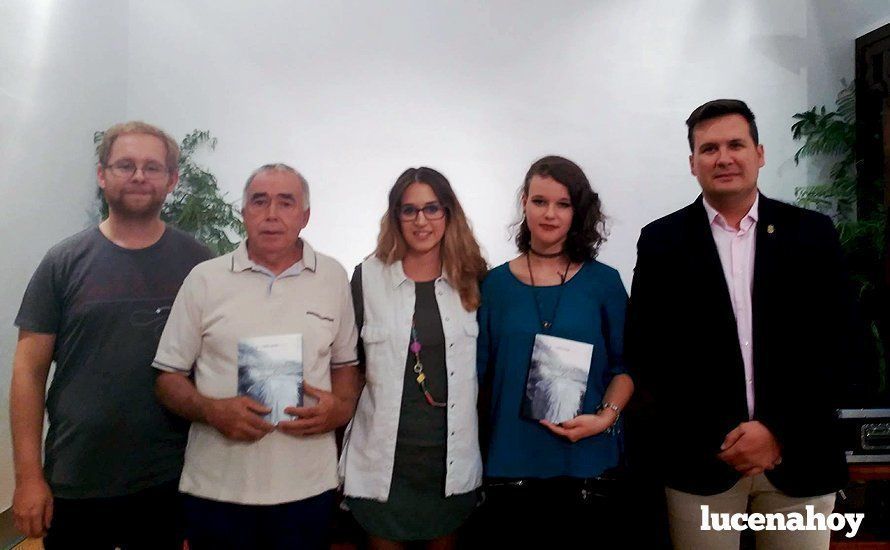 Un momento de la presentación de la novela 'Cazadora de sombras'. Foto: "Asociación Naufragio". Un momento de la presentación de la novela 'Cazadora de sombras'. Foto: "Asociación Naufragio".