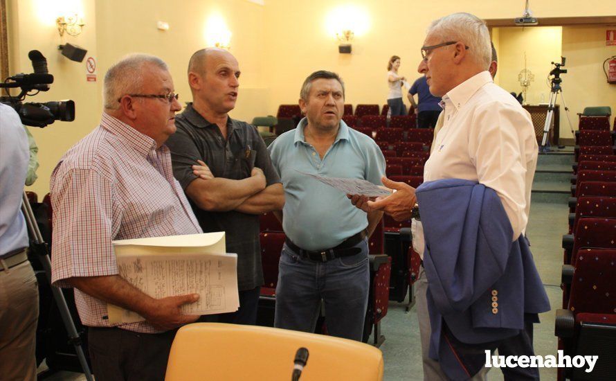 El edil de Urbanismo, José Cantizani, conversa con los empresarios antes del pleno El edil de Urbanismo, José Cantizani, conversa con los empresarios antes del pleno
