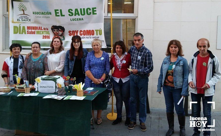 Personal y residentes en la Casa Hogar El Sauce para personas con enefermedad mental, hoy en la Plaza Nueva Personal y residentes en la Casa Hogar El Sauce para personas con enefermedad mental, hoy en la Plaza Nueva