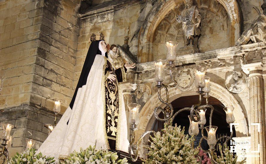 La imagen de Santa Teresa ante la portada de San Mateo en la procesión de ayer. La imagen de Santa Teresa ante la portada de San Mateo en la procesión de ayer.