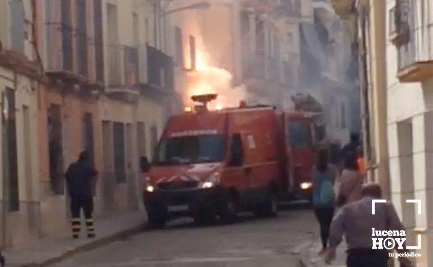 Imagen del momento en el que llegan los bomberos a la calle Álamos. Foto cedida por un lector. Imagen del momento en el que llegan los bomberos a la calle Álamos. Foto cedida por un lector.